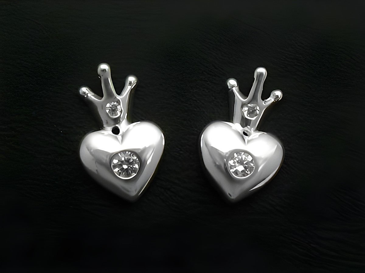 Ohrstecker Herz mit Krone aus 925 Sterling Silber mit Zirkonia, hergestellt von Juwelier Harnisch, funkeln elegant und verleihen jedem Outfit einen besonderen Glanz.