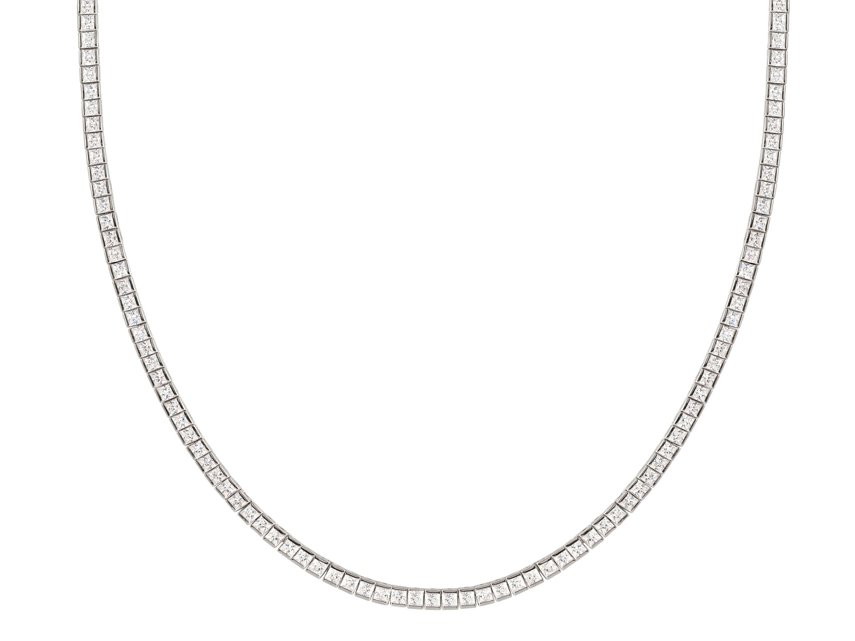 Halskette aus Sterling Silber mit Zirkonia-Besatz in Weiß, präsentiert sich elegant und zeitlos, perfekt für besondere Anlässe oder den Alltag. Ideal für stilbewusste Damen.