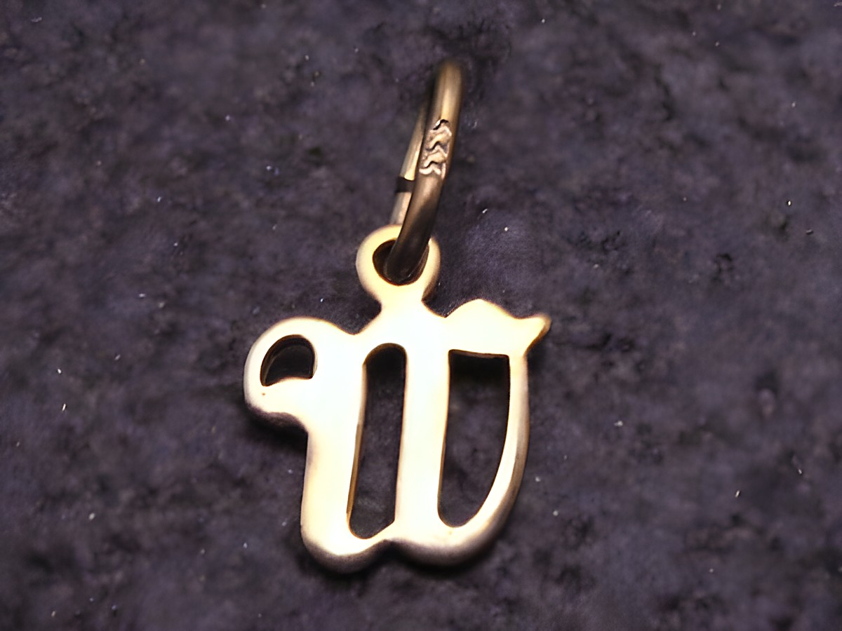 W Gold 333 Schreibschrift Buchstaben Anhänger des Herstellers Juwelier Harnisch in ansprechender Form und edel im Design, ideal zum Tragen oder Verschenken.