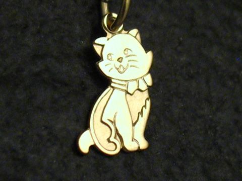 Süße Katze echt Gold Anhänger vom Hersteller Juwelier Harnisch, niedliches Katzendesign mit Schlappohren und Schleifchen, ideal als Schmuckstück für Tierliebhaber.