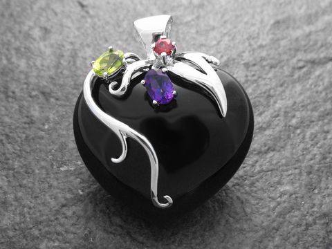 Anhänger Herz aus Onyx mit Sterling Silber, verziert mit einem grünen und einem lila Stein, sowie einem roten Stein. Elegantes Design von Juwelier Harnisch, Maße 4 cm.