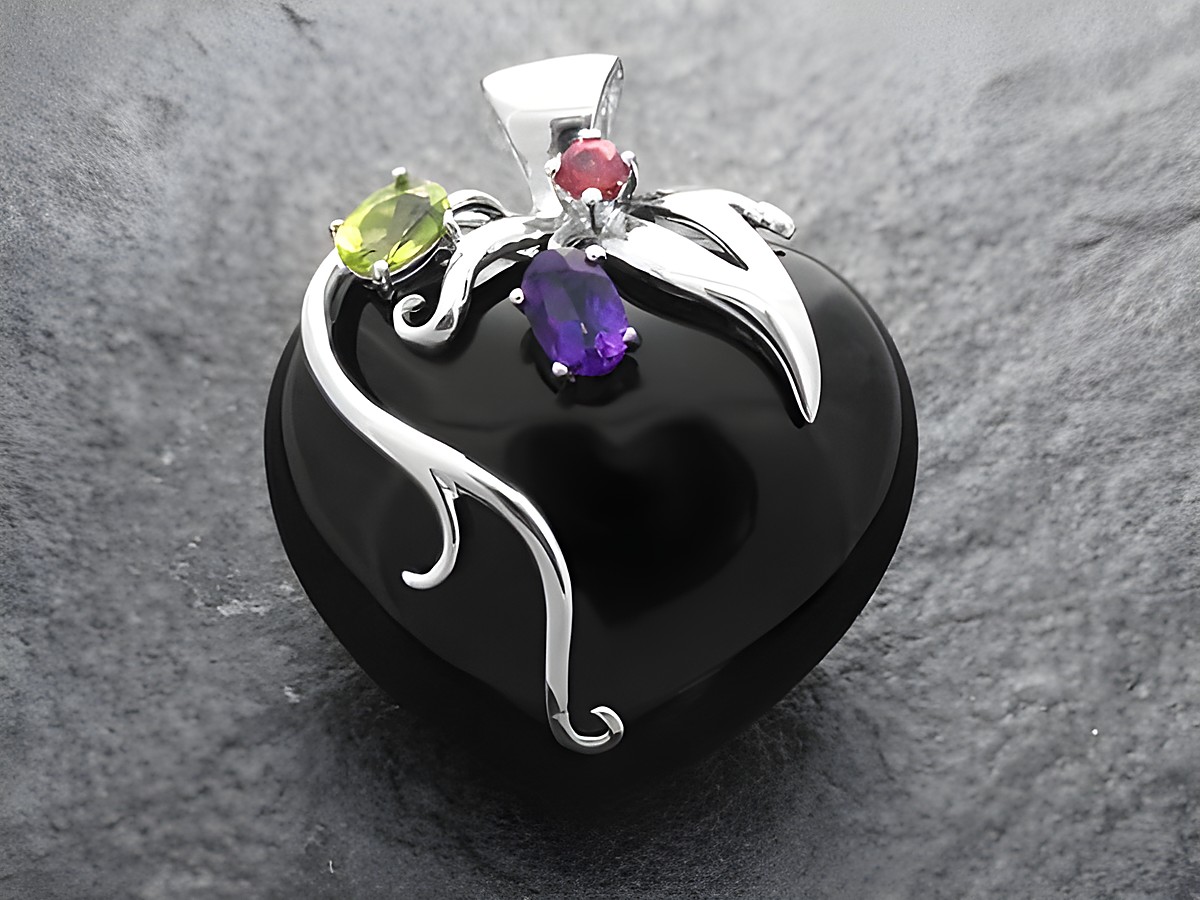 Anhänger Herz aus Onyx mit Sterling Silber, verziert mit einem grünen und einem lila Stein, sowie einem roten Stein. Elegantes Design von Juwelier Harnisch, Maße 4 cm.