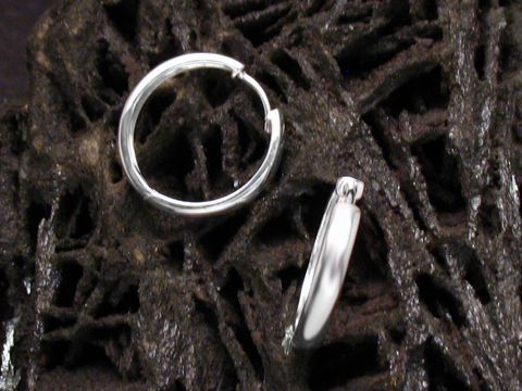 Creolen aus 925 Sterling Silber mit einem Durchmesser von 18,2 mm, hergestellt von Juwelier Harnisch, elegantes Design, ideal für jeden Anlass, bis 25 mm erhältlich.