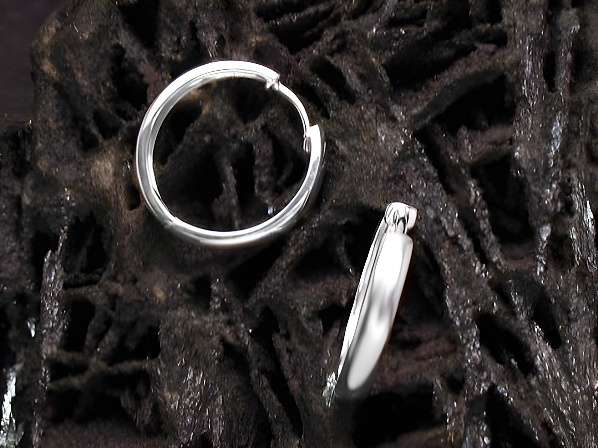 Creolen aus 925 Sterling Silber mit einem Durchmesser von 18,2 mm, hergestellt von Juwelier Harnisch, elegantes Design, ideal für jeden Anlass, bis 25 mm erhältlich.