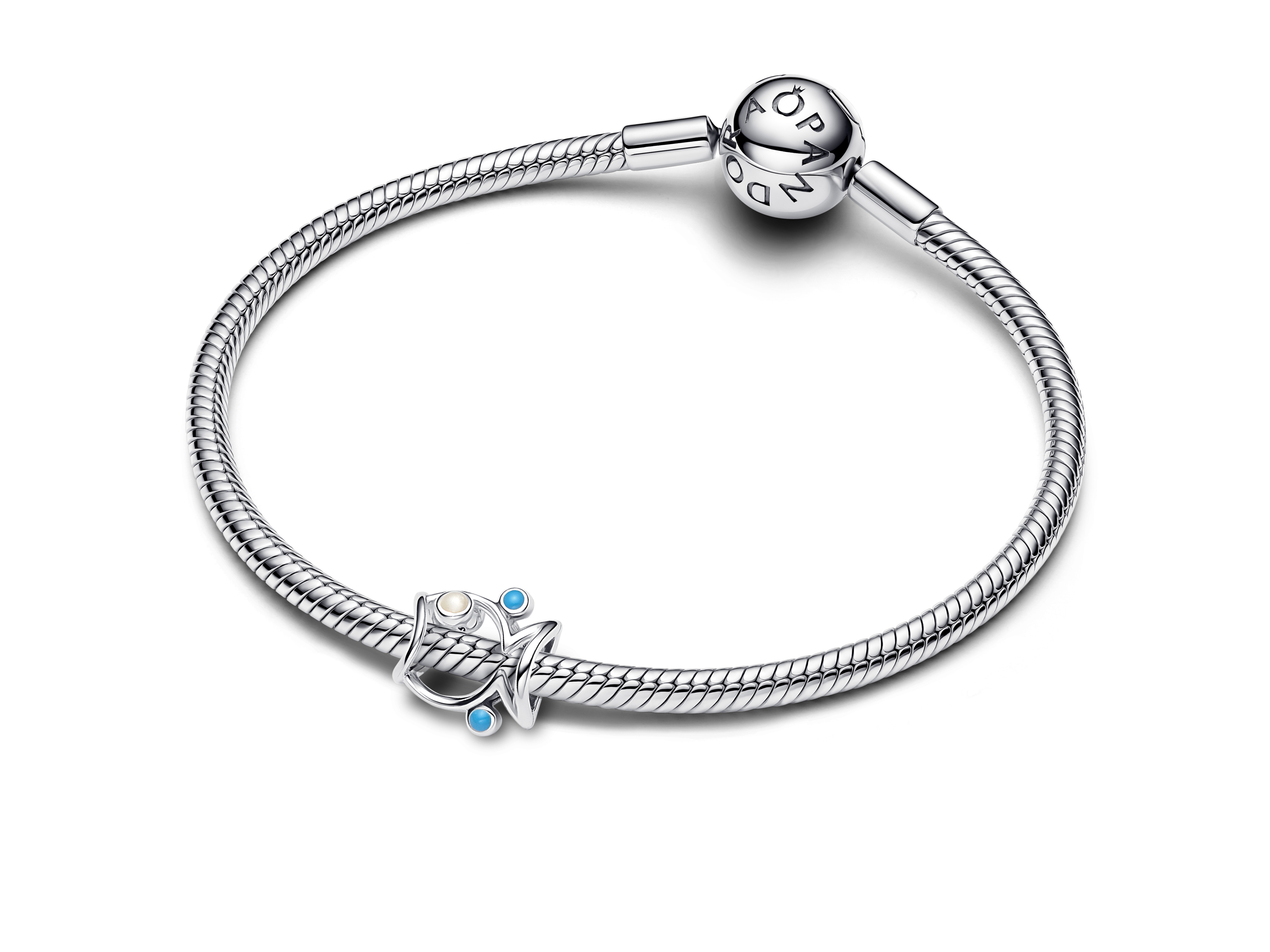 Offen gearbeiteter Fisch Charm aus Sterling Silber von Pandora, verziert mit blauen und weißen Steinen, auf einem feinen Armband. Elegant und verspielt, ideal für Schmuckliebhaber.