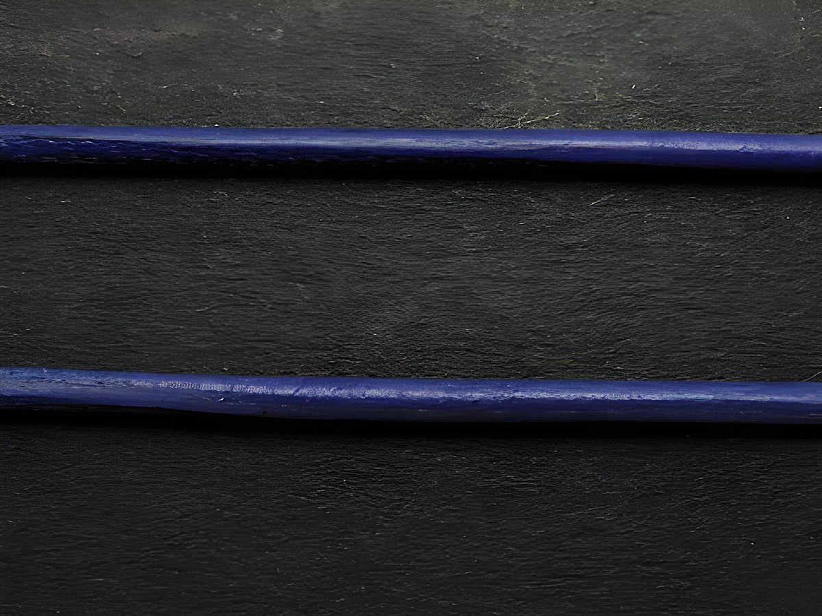 Zwei blaue Lederbänder aus Ziegenleder, ca. 100 cm lang und 1,2 mm dick, hergestellt von Juwelier Harnisch, ideal als Lederkette für Schmuckdesign.