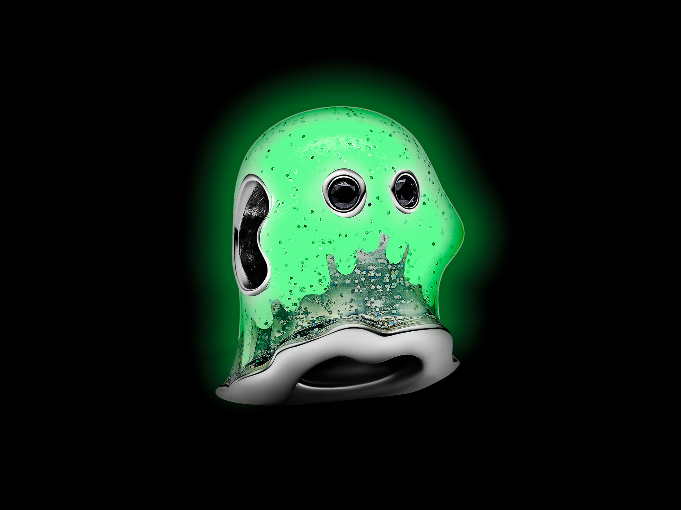 Pandora 793404C01 Boo Ghost Charm aus Sterling Silber mit grün leuchtendem Emaille und Kristall, dargestellt auf schwarzem Hintergrund, ideal für eine besondere Sammlung.