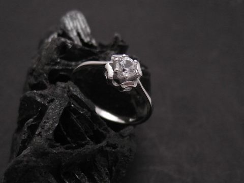 Weißgold Ring - zauberhaft - Gold 333 Zirkonia Gr. 54, Hersteller: Juwelier Harnisch, bis Gr. 54/17,5, präsentiert elegant schimmernd auf schwarzem Untergrund.