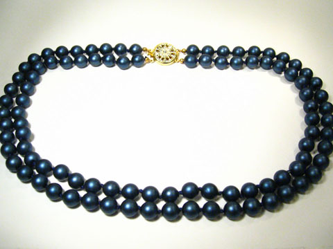 Zweireihige Kette runde Perlen neu blau, Hersteller Juwelier Harnisch, Perlenketten. Die Kette hat einen eleganten Verschluss und besticht durch strahlende blaue Perlen.