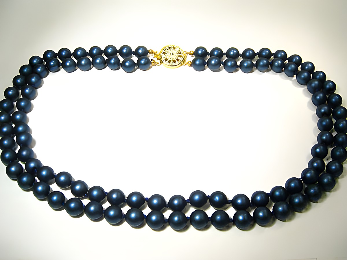 Zweireihige Kette runde Perlen neu blau, Hersteller Juwelier Harnisch, Perlenketten. Die Kette hat einen eleganten Verschluss und besticht durch strahlende blaue Perlen.
