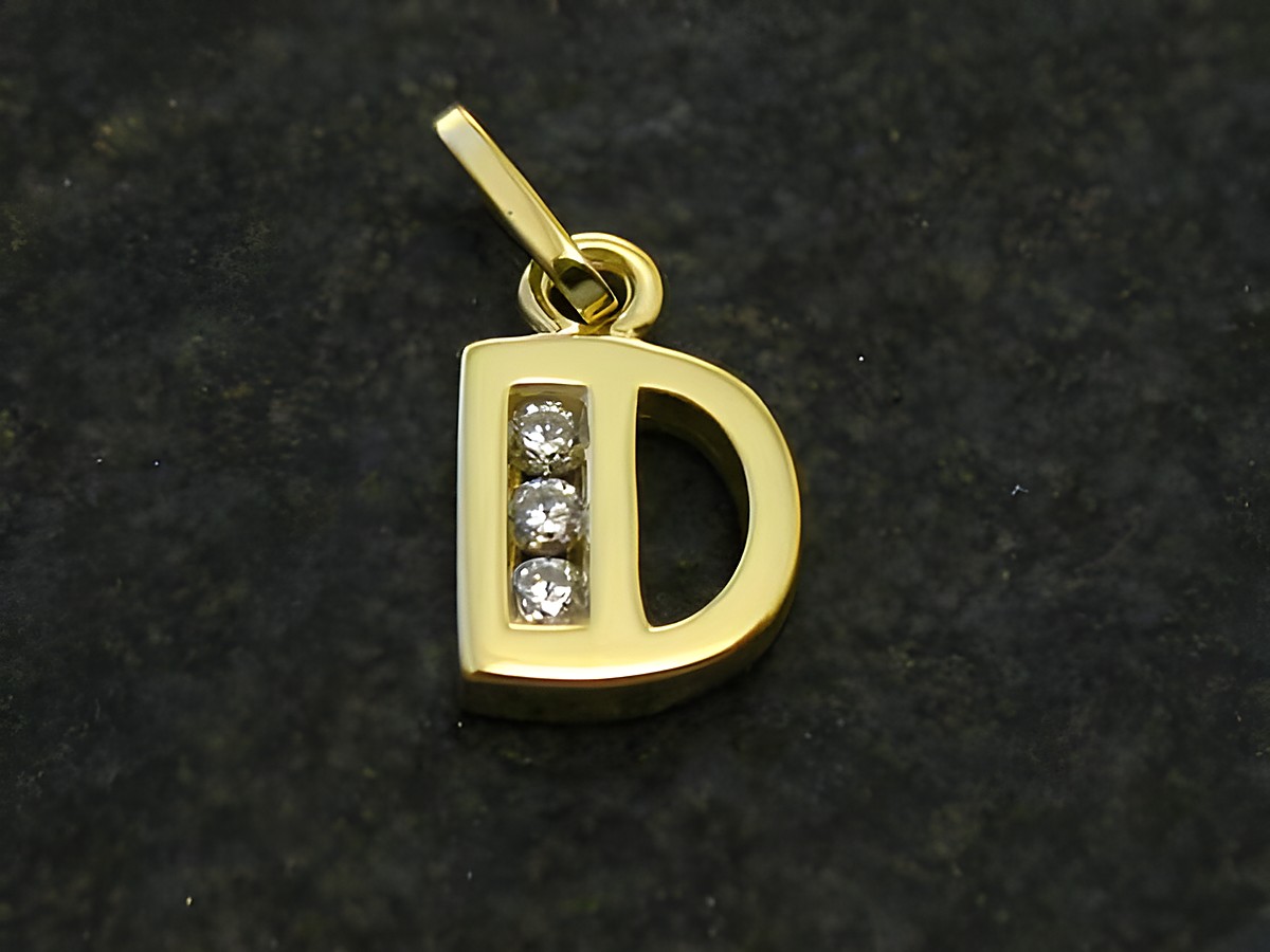 Goldanhänger in Form des Buchstabens D mit Zirkonia, Hersteller Juwelier Harnisch, ideal für individuelle Schmuckstücke und persönliche Geschenke.
