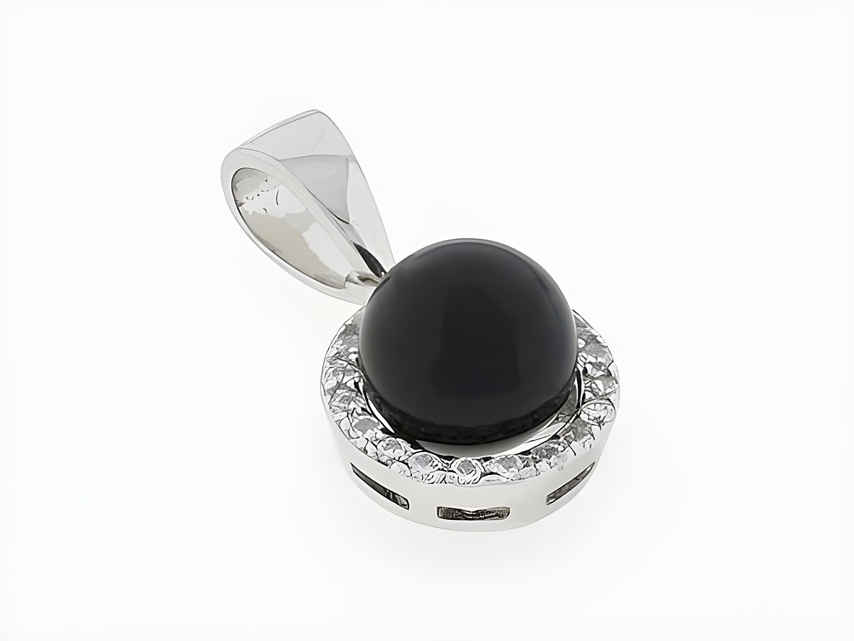 Silber Anhänger rund aus edlem Silber mit einem zentralen Onyx und klaren Zirkonia, Hersteller Juwelier Harnisch, ideal für elegante Schmuckstücke.