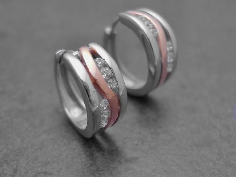 Designerwellen Creolen aus Sterling Silber mit 14 mm Durchmesser, bicolor Rosévergoldung und rhodiniert, verziert mit Zirkonia, Hersteller Juwelier Harnisch, bis 15 mm.
