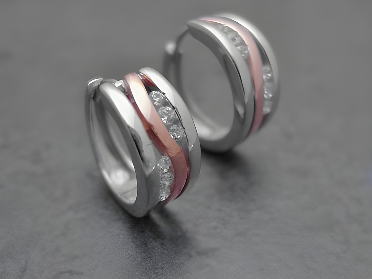 Designerwellen Creolen aus Sterling Silber mit 14 mm Durchmesser, bicolor Rosévergoldung und rhodiniert, verziert mit Zirkonia, Hersteller Juwelier Harnisch, bis 15 mm.