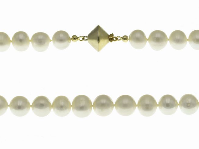 Perlenkette 44 cm in Weiß aus Süßwasser Zuchtperlen, gefertigt von Juwelier Harnisch, mit einem klassischen Verschluss, ideal für elegante Anlässe.
