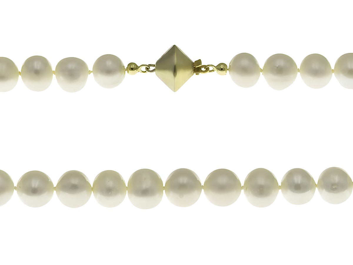 Perlenkette 44 cm in Weiß aus Süßwasser Zuchtperlen, gefertigt von Juwelier Harnisch, mit einem klassischen Verschluss, ideal für elegante Anlässe.