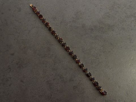 Strass Armband elegant in granatrot mit goldfarbenen Akzenten von Juwelier Harnisch, 19 cm lang, ideal für besondere Anlässe und als stilvolles Accessoire.