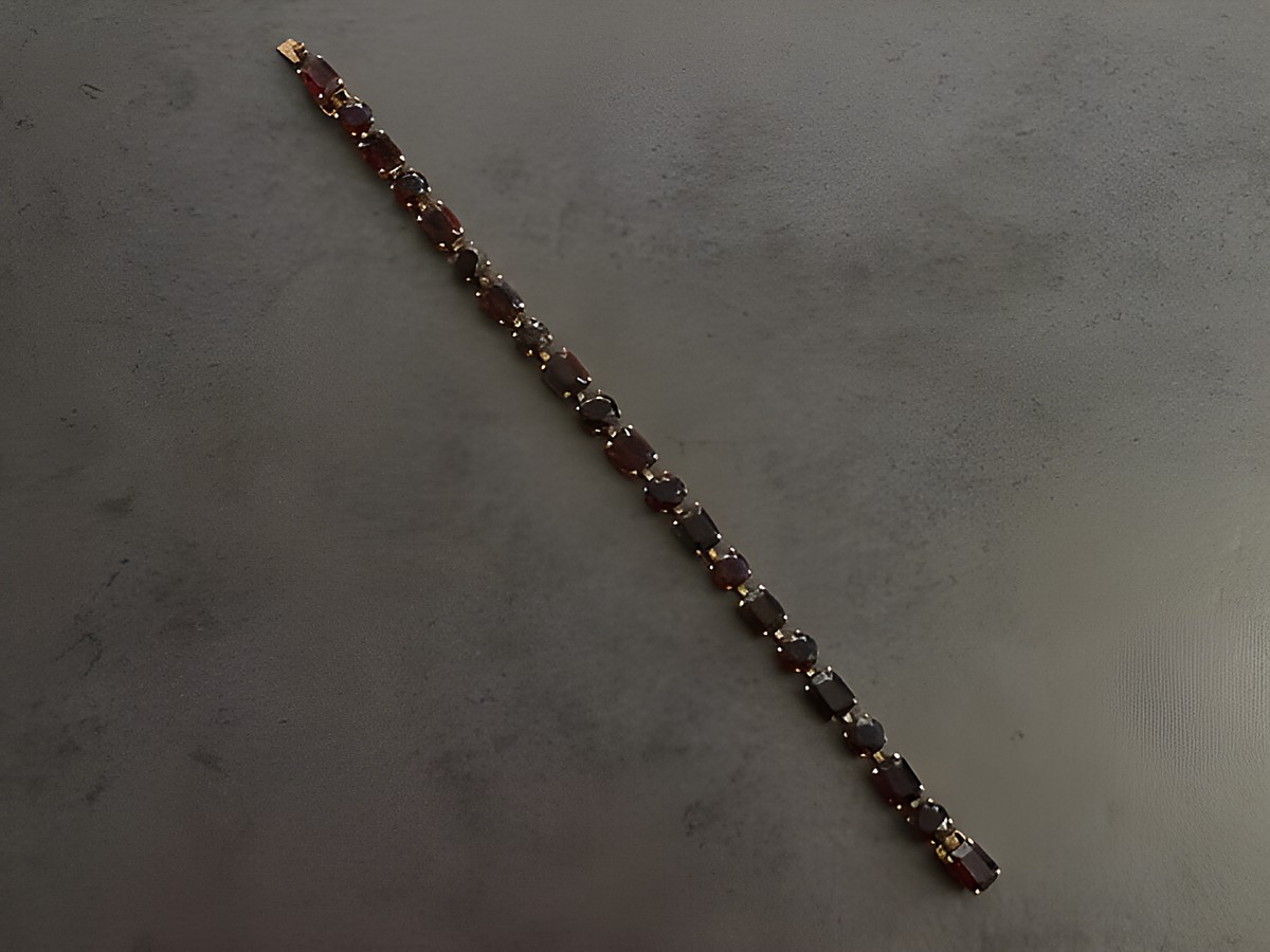 Strass Armband elegant in granatrot mit goldfarbenen Akzenten von Juwelier Harnisch, 19 cm lang, ideal für besondere Anlässe und als stilvolles Accessoire. – Ansicht 2