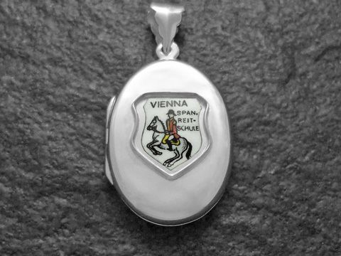 Silbernes Medaillon mit dem Wappen der Spanischen Reitschule Wien, darauf ein Reiter auf einem Pferd. Hergestellt von Juwelier Harnisch, Europa Medaillons.