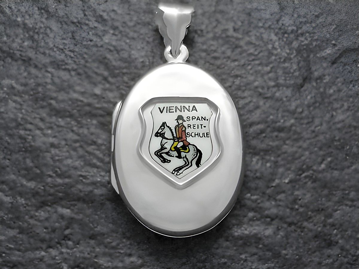 Silbernes Medaillon mit dem Wappen der Spanischen Reitschule Wien, darauf ein Reiter auf einem Pferd. Hergestellt von Juwelier Harnisch, Europa Medaillons.