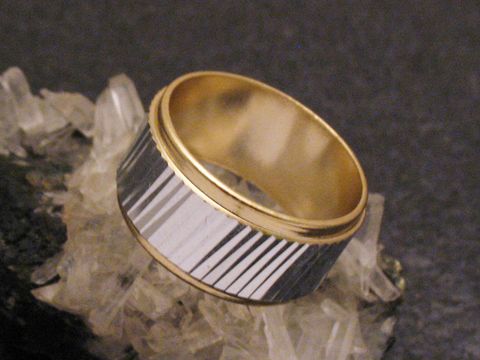 Bicolor City Party Ring mit einer Breite von 9,7 mm und Größe 53 / 17 mm. Der Ring hat eine strukturierte Oberfläche und ist aus hochwertigem Material gefertigt von Juwelier Harnisch.