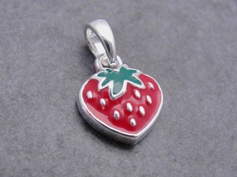 Silber Anhänger in Form einer Erdbeere mit rotem Lack und dunkelgrünem Blatt, niedlich und detailreich, Hersteller: Juwelier Harnisch, ideal für jeden Schmuckliebhaber.