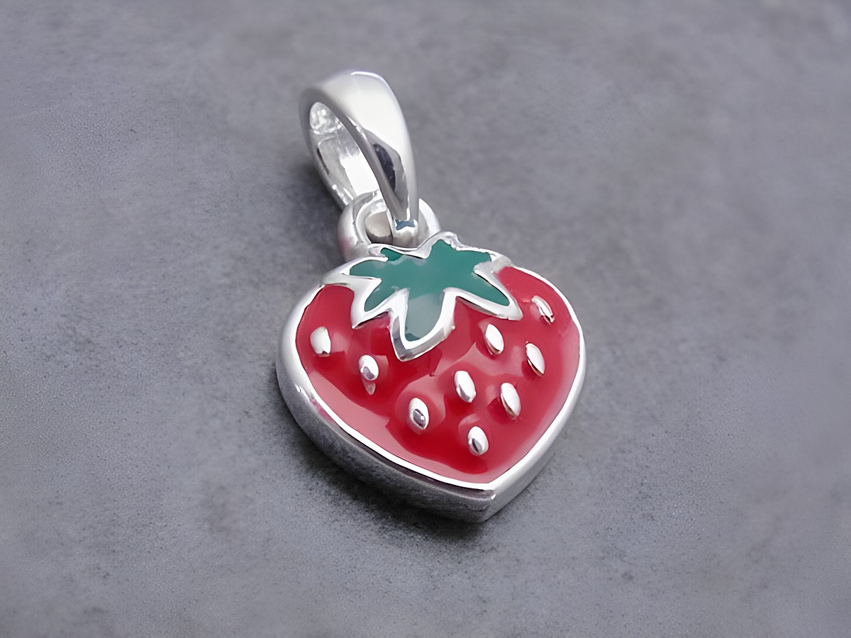 Silber Anhänger in Form einer Erdbeere mit rotem Lack und dunkelgrünem Blatt, niedlich und detailreich, Hersteller: Juwelier Harnisch, ideal für jeden Schmuckliebhaber.