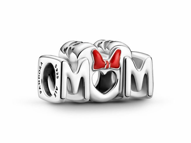 Silberner Pandora Charm mit der Aufschrift MOM, einem Herz und einer roten Minnie Mouse Schleife, geeignet für Disney Fans und Mama-Anhänger.