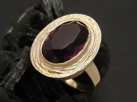 Goldring klassisch mit Gold 333 und unedlem Stein in Größe 52, Hersteller Juwelier Harnisch, filigran gearbeitet mit ovalem Stein in tiefem Rot und strukturiertem Rahmen.