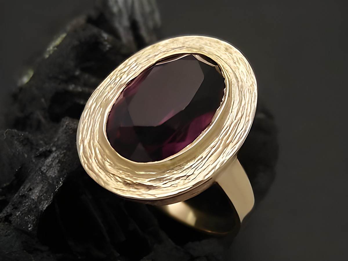Goldring klassisch mit Gold 333 und unedlem Stein in Größe 52, Hersteller Juwelier Harnisch, filigran gearbeitet mit ovalem Stein in tiefem Rot und strukturiertem Rahmen.