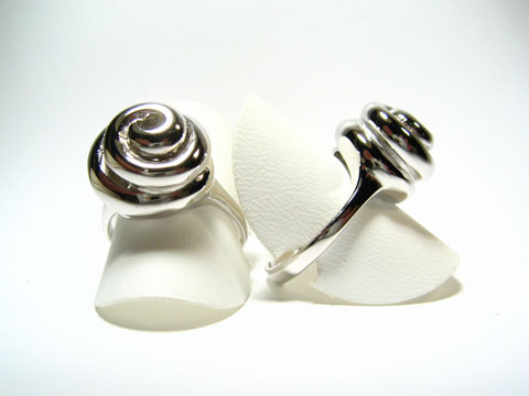 Silber Ring rhodiniert in Schneckenform, Größe verstellbar, Hersteller Juwelier Harnisch, ohne Stein. Ein elegantes Schmuckstück mit glänzendem Finish.