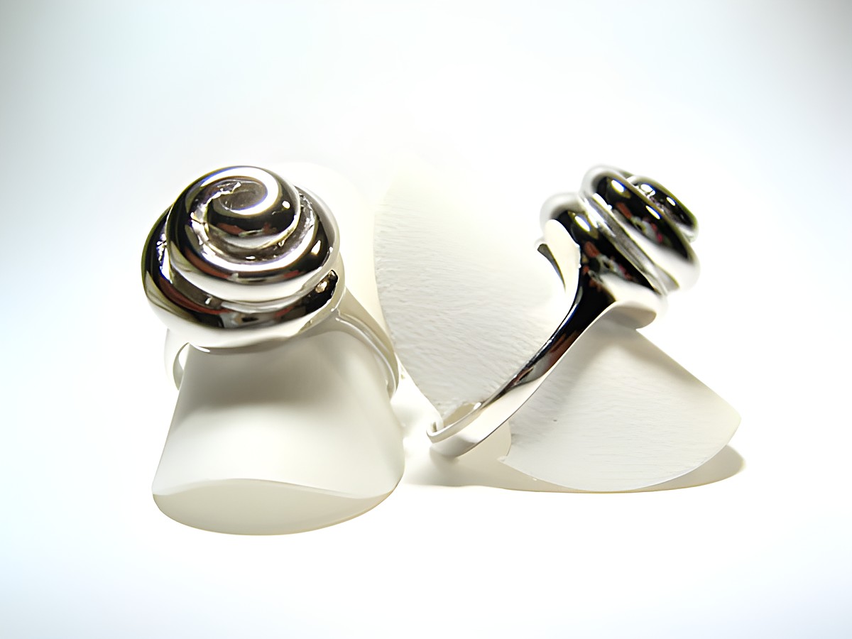Silber Ring rhodiniert in Schneckenform, Größe verstellbar, Hersteller Juwelier Harnisch, ohne Stein. Ein elegantes Schmuckstück mit glänzendem Finish.