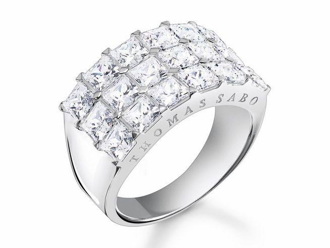 Thomas Sabo Ring TR2359-051-14-56 aus Sterling Silber mit weißen Zirkonia in Größe 56, modern und elegant, mit funkelndem Design und markanter Gravur.