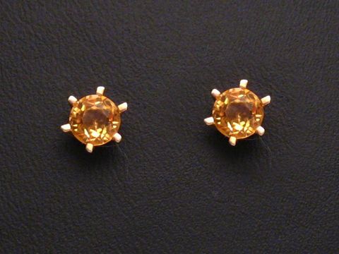 Goldene Ohrstecker mit Citrin, funkelnde Steine in gehämmertem Design, Hersteller Juwelier Harnisch, ideal für elegante Anlässe und stilvolle Akzente.