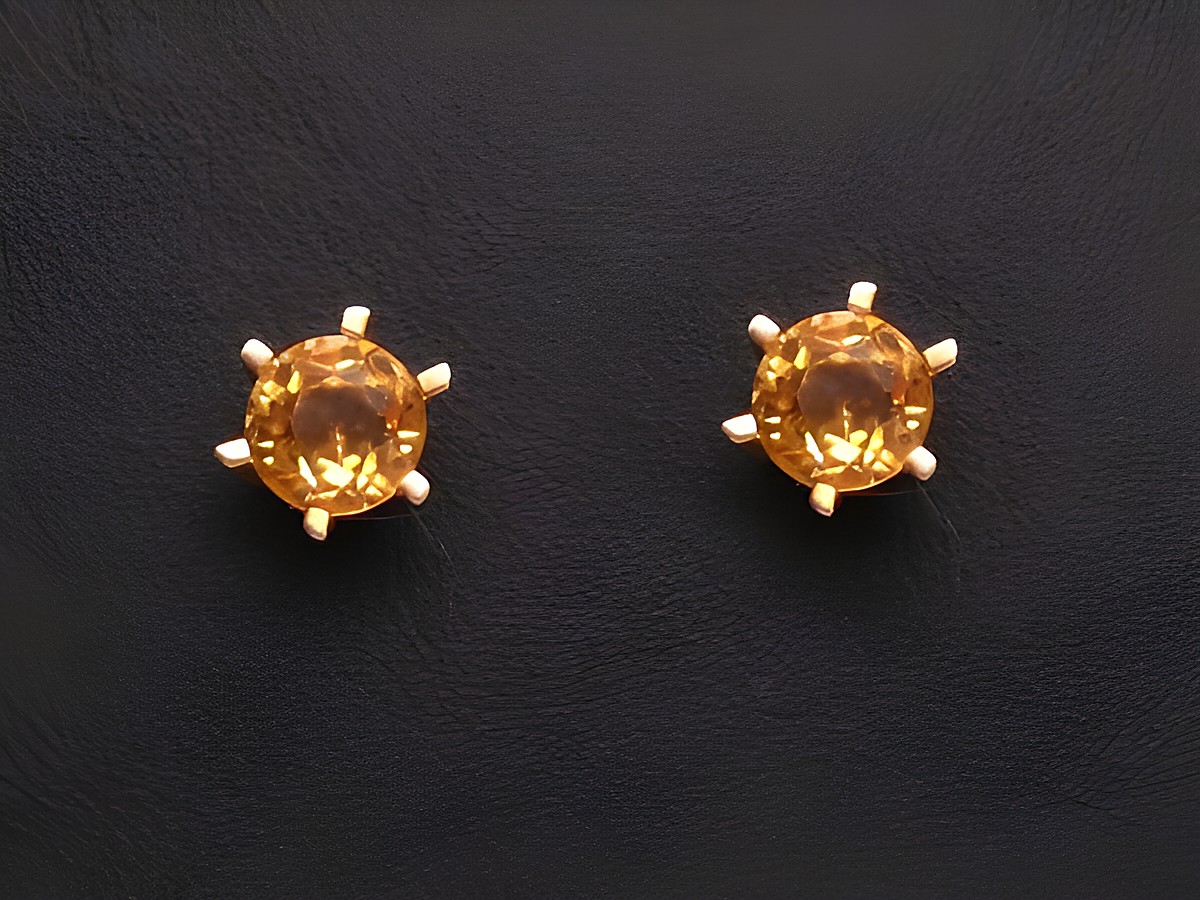 Goldene Ohrstecker mit Citrin, funkelnde Steine in gehämmertem Design, Hersteller Juwelier Harnisch, ideal für elegante Anlässe und stilvolle Akzente.