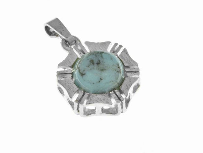Hinreißender Anhänger in Sechseckform aus Silber, teilmattiert, mit einem türkisblauen Stein in der Mitte, gefertigt von Juwelier Harnisch, umgeben von weiteren Steinen.