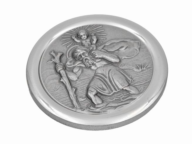 Polierte Plakette mit Christophorus, dem Schutzpatron, dargestellt mit einem Stock und dem Jesuskind auf den Schultern. Hersteller ist Juwelier Harnisch, silberfarben.
