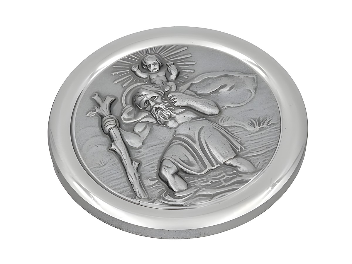 Polierte Plakette mit Christophorus, dem Schutzpatron, dargestellt mit einem Stock und dem Jesuskind auf den Schultern. Hersteller ist Juwelier Harnisch, silberfarben.