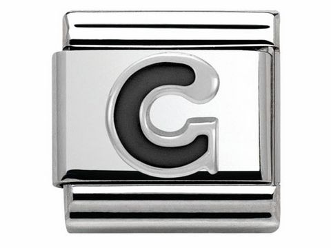 Silberner Buchstabe G aus Emaille, hergestellt von Nomination, Modell Classic SilverShine. Der Buchstabe ist auf einem glatten, glänzenden Hintergrund platziert.