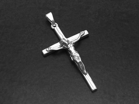 Kreuz Anhänger aus Sterling Silber mit Jesus am Kreuz, detaillierte Jesusfigur, gefertigt von Juwelier Harnisch, elegantes und religöses Schmuckstück.