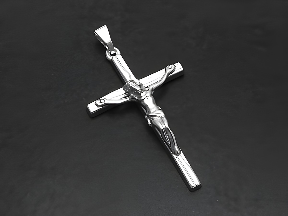 Kreuz Anhänger aus Sterling Silber mit Jesus am Kreuz, detaillierte Jesusfigur, gefertigt von Juwelier Harnisch, elegantes und religöses Schmuckstück.