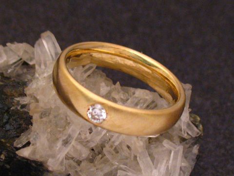 Gold 585 Ring pure Brillant Gr. 59 Goldring poliert Hersteller Juwelier Harnisch bis Gr. 60 19 auf glitzerndem Untergrund.