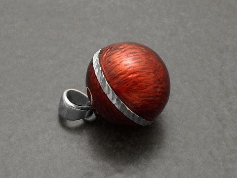 Emaillierte Kugel Sterling Silber Anhänger diamantiert rhod, mit rustikaler Holzoptik, Hersteller Juwelier Harnisch, Kugeln mit glänzender Fläche und dekorativem Rand.