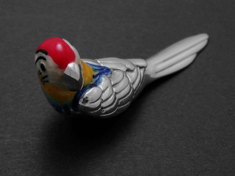 Bunte emaillierte Papagei-Figur aus Echtsilber von Juwelier Harnisch, detailreich gestaltet und lebendig koloriert, ideal für Sammler und als dekoratives Element.