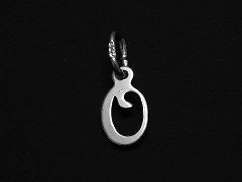 925 Silber Buchstaben Anhänger Schreibschrift Buchstabe O von Juwelier Harnisch, elegant und zeitlos, ideal für ein persönliches Schmuckstück oder als Geschenk.