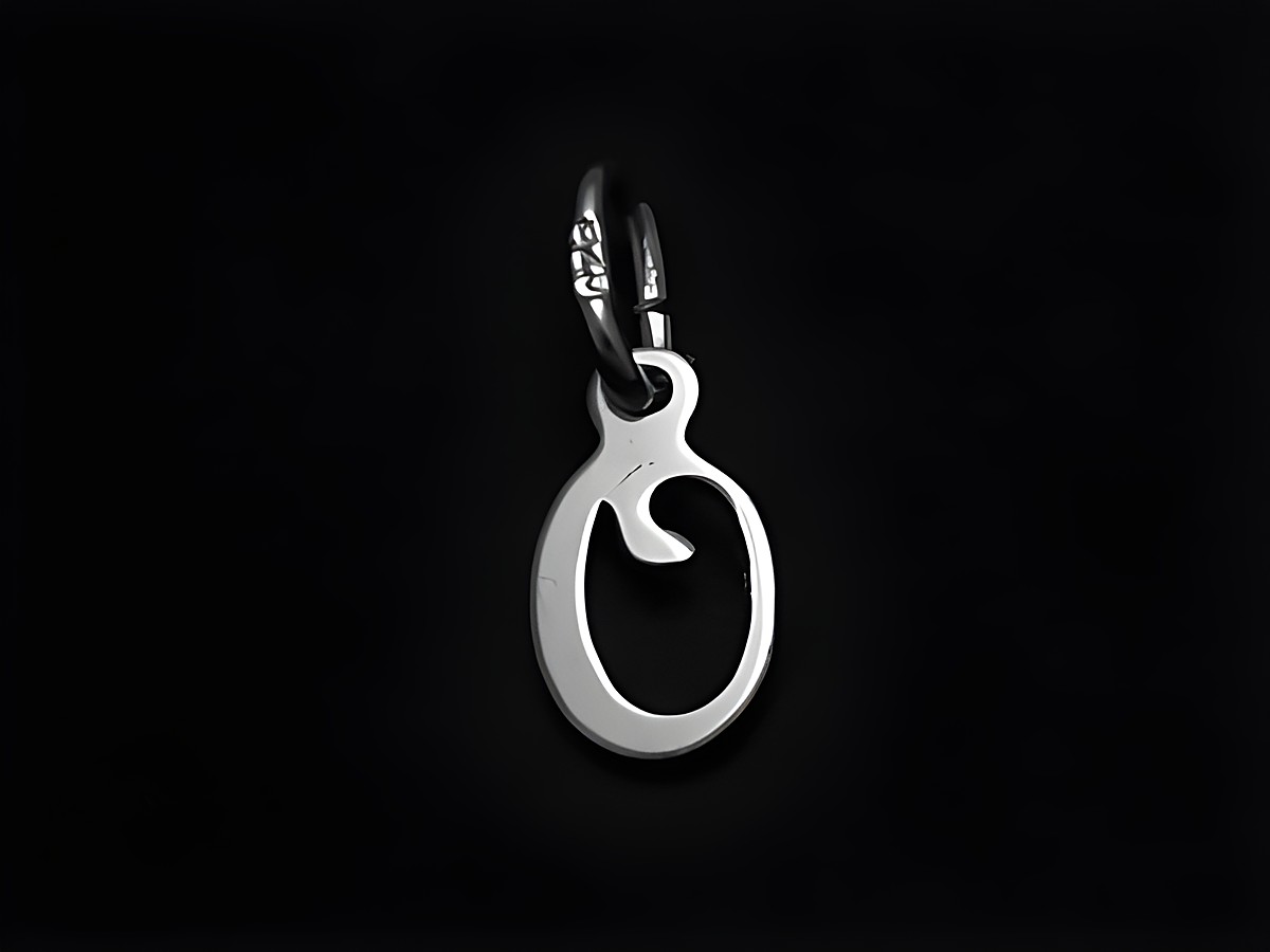 925 Silber Buchstaben Anhänger Schreibschrift Buchstabe O von Juwelier Harnisch, elegant und zeitlos, ideal für ein persönliches Schmuckstück oder als Geschenk.