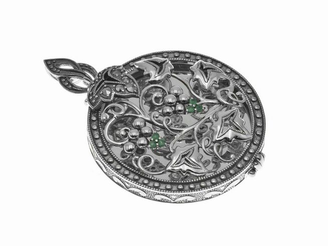 Ein nostalgischer Medaillon aus Sterling Silber, reich verziert mit filigranen Mustern und Smaragd-Steinen, perfekt als eleganter Fotoanhänger geeignet.