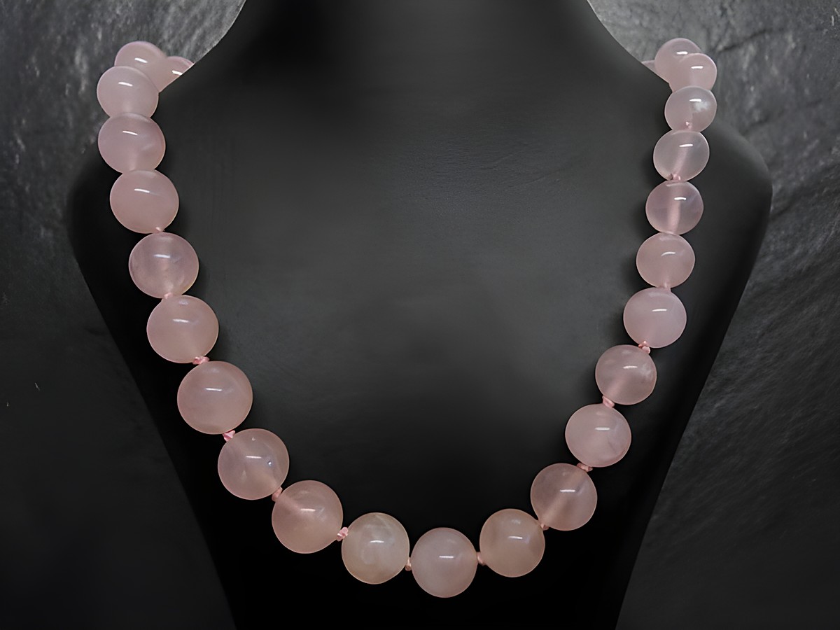 Runde Silberkette rhodiniert mit Rosenquarz in rosa, inklusive Karabiner, Länge 63 cm, von Juwelier Harnisch, Steinketten, elegant und stilvoll für jeden Anlass.
