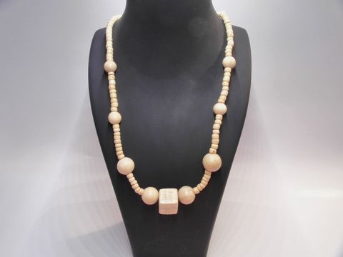 Holzkette Multiform 45 mm naturbraun 60 cm Holz Schmuck von Juwelier Harnisch, präsentiert auf einem schwarzen Halter, besteht aus verschiedenen naturbraunen Holzperlen.