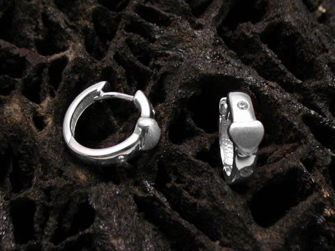 Creolen in Herzform mit rosa Zirkonia aus Sterling Silber für Kinder, hergestellt von Juwelier Harnisch, zeigen ein hochwertiges und feines Design, ideal für kleine Prinzessinnen.